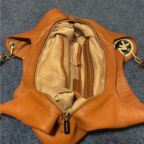 Michael Kors leather bag
3 compartment 
Gold hardware - Picture 4 of 8